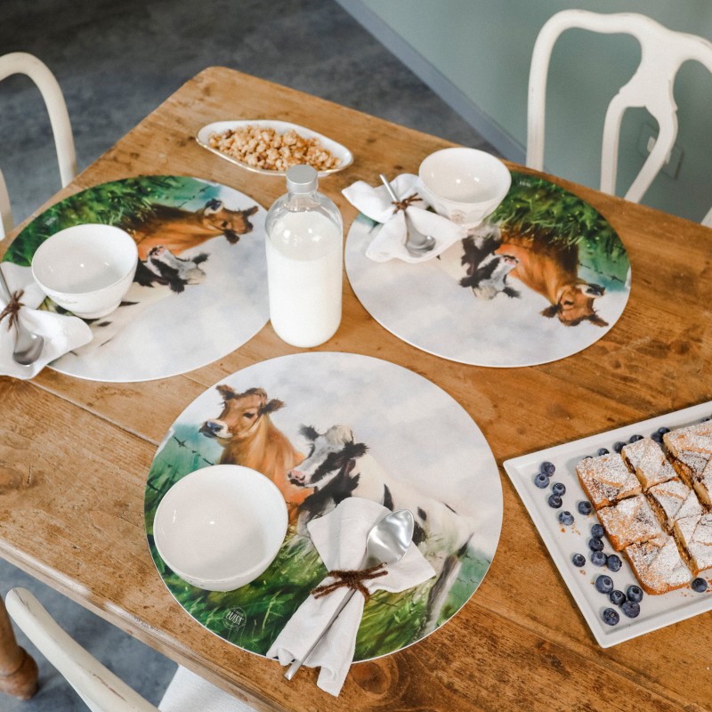 Kit 6 sottopiatti e 6 sottobicchieri “Mucche montane”, Collezione Kit sottopiatti con sottobicchieri - Le Tavole di Luisa