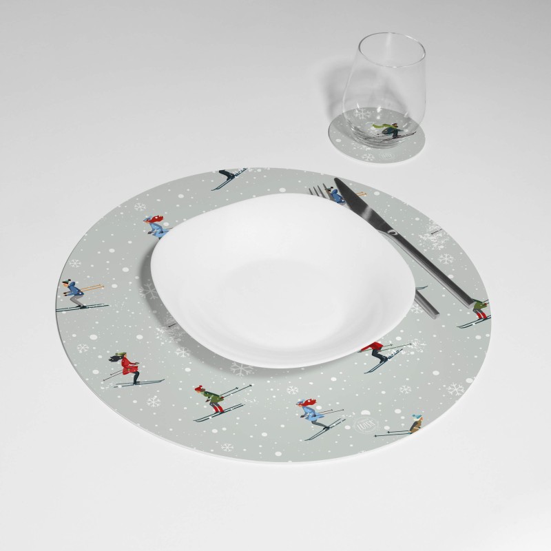 Kit 6 sottopiatti e 6 sottobicchieri “Sciatori nella Neve”, Collezione Kit sottopiatti con sottobicchieri - Le Tavole di